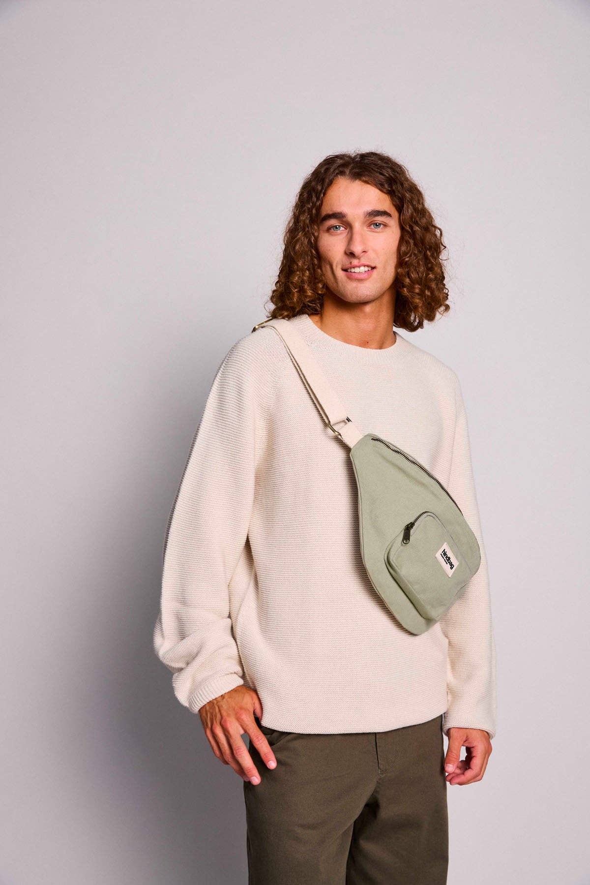XL Bauchtasche Sofia von Hindbag in Tonerdegrün – 8L, GOTS Bio-Baumwolle, 2 Reißverschlusstaschen, verstellbarer Gurt 56–105 cm