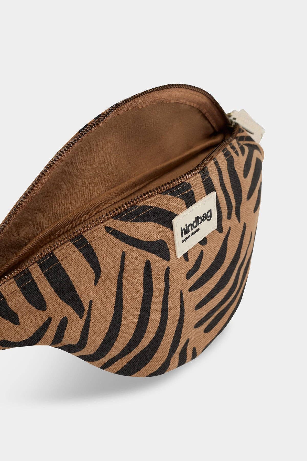 Bauchtasche Olivia von Hindbag im Zimt-Zebra-Print – GOTS Bio-Baumwolle, Doppelreißverschluss, verstellbarer Gurt 56–105 cm