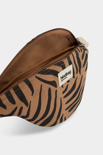 Bauchtasche Olivia von Hindbag im Zimt-Zebra-Print – GOTS Bio-Baumwolle, Doppelreißverschluss, verstellbarer Gurt 56–105 cm