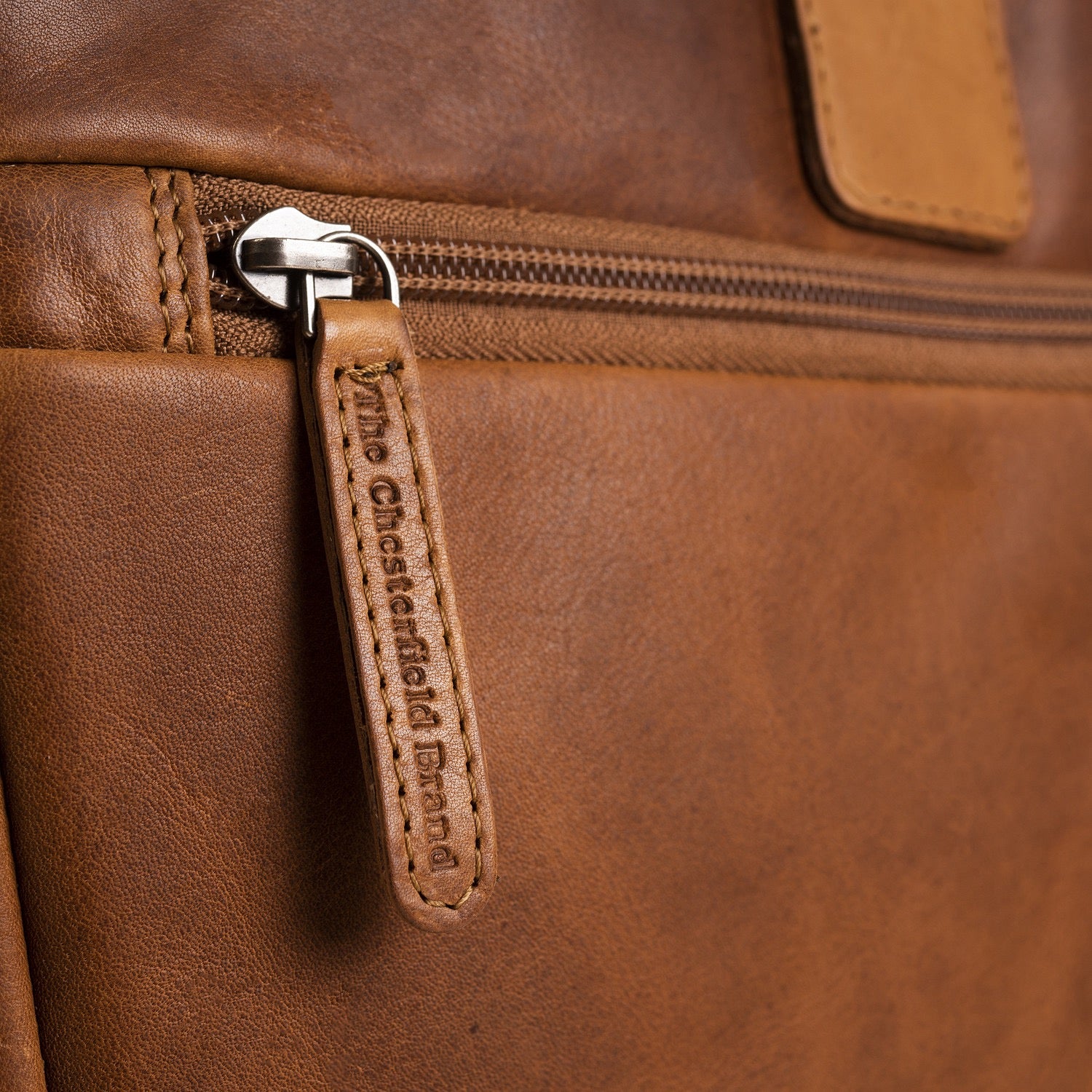 Laptoptasche Seth Cognac – Detailaufnahme Reißverschluss mit Leder-Zipper | The Chesterfield Brand