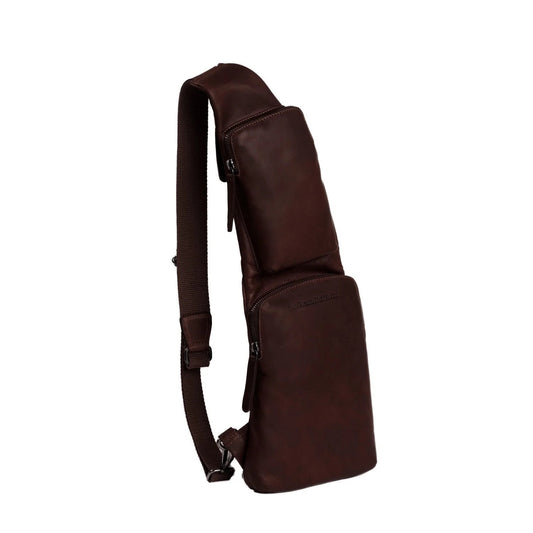 Leder Crossbody Logan Braun – The Chesterfield Brand | Frontansicht schräg freistehend