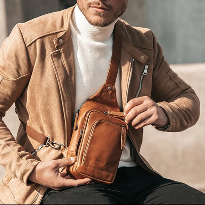Leder Crossbody Riga Cognac – Lifestyle getragen von Mann vorne | Wax Pull Up Leder