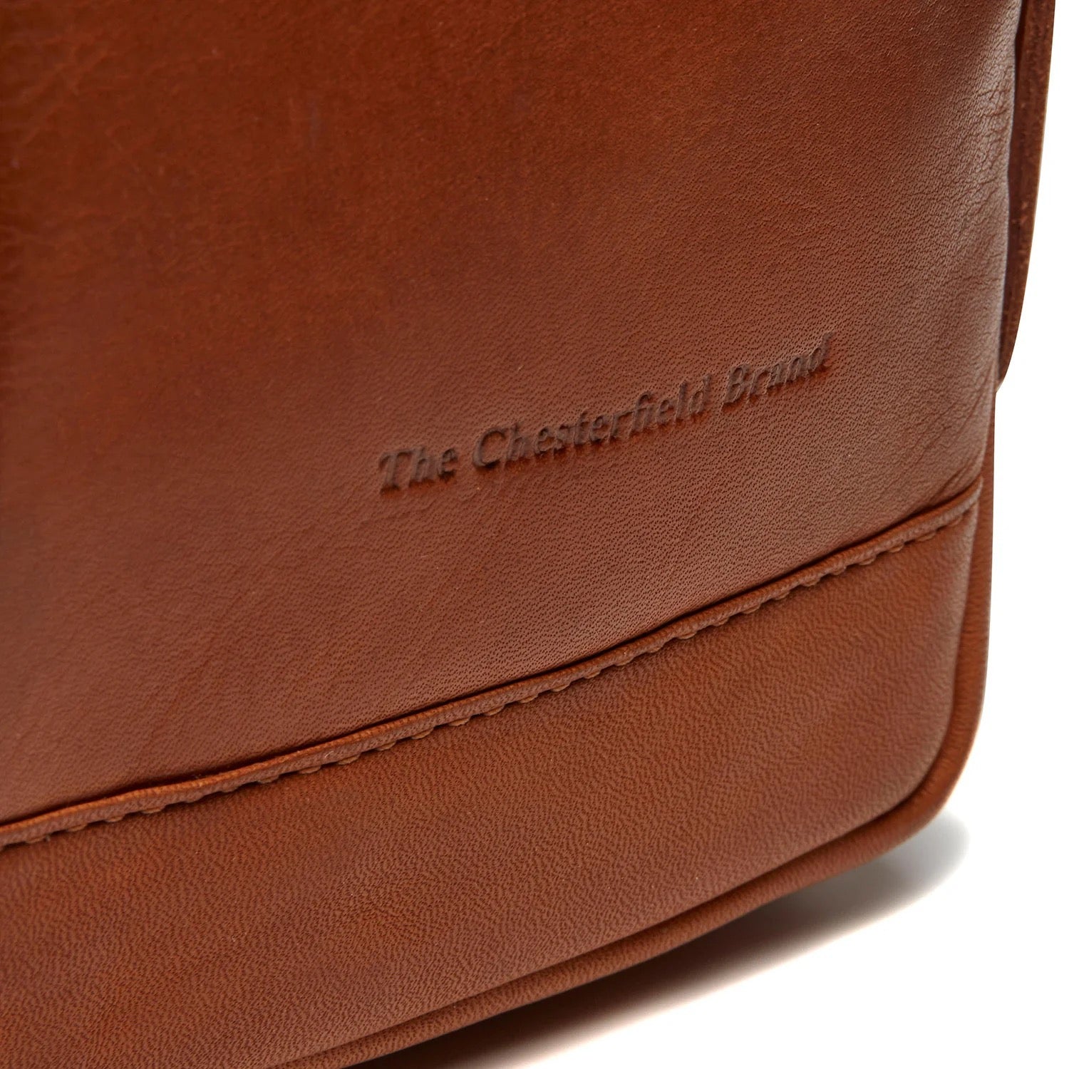 Leder Crossbody Riga Cognac – Detailansicht Logo eingeprägt Wax Pull Up Leder