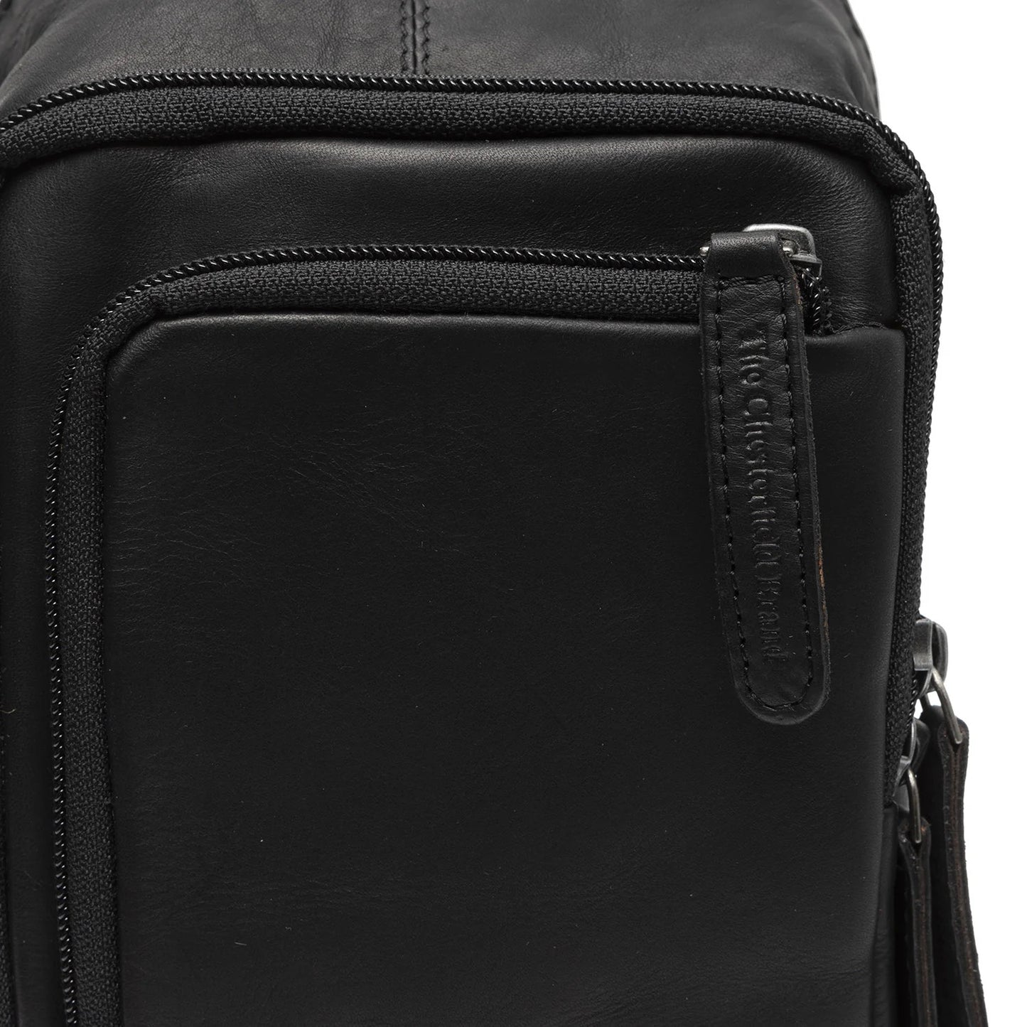 Leder Crossbody Riga Schwarz – Detailansicht Vorderfächer & Logo The Chesterfield Brand