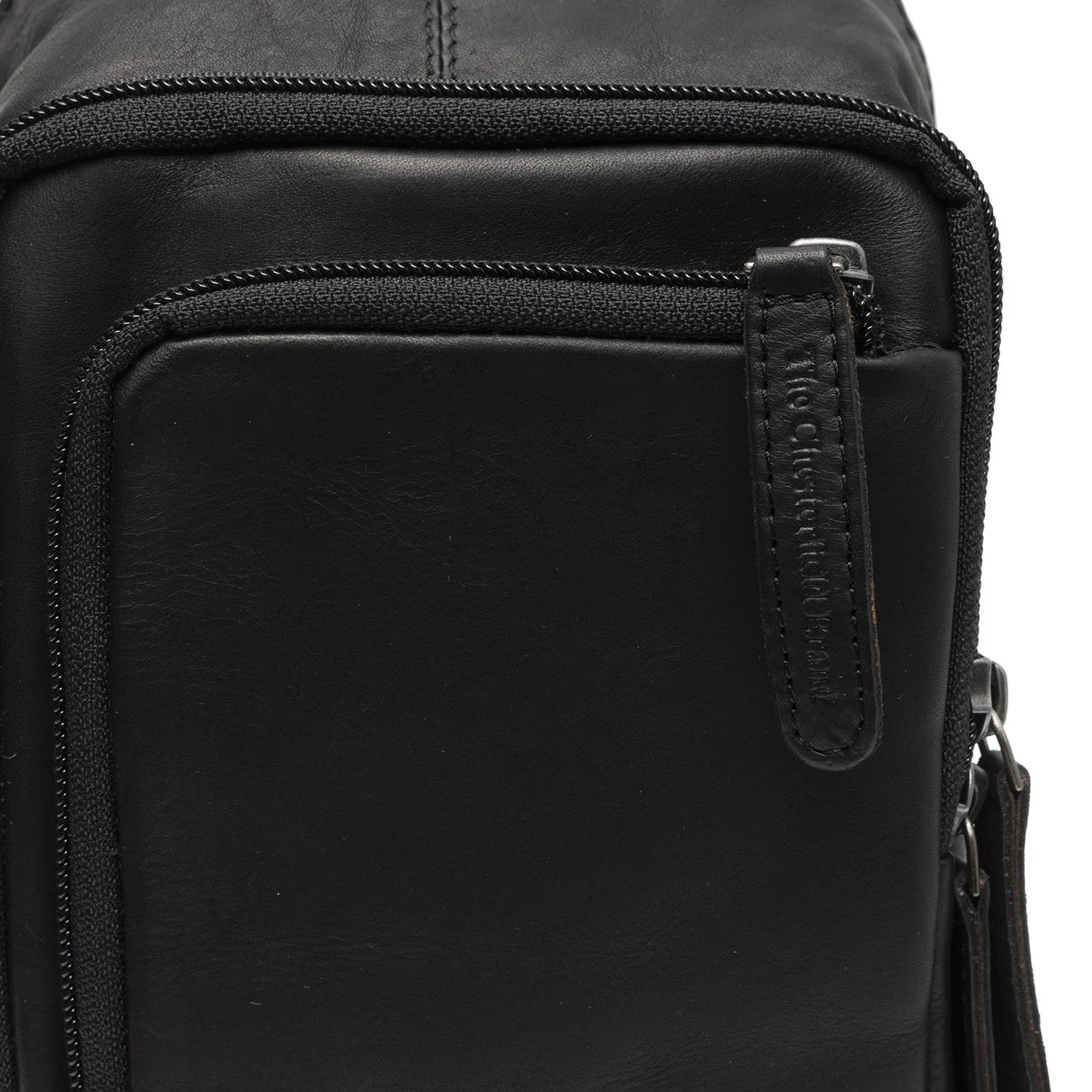 Leder Crossbody Riga Schwarz – Detailansicht Vorderfächer & Logo The Chesterfield Brand