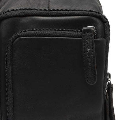 Leder Crossbody Riga Schwarz – Detailansicht Vorderfächer & Logo The Chesterfield Brand
