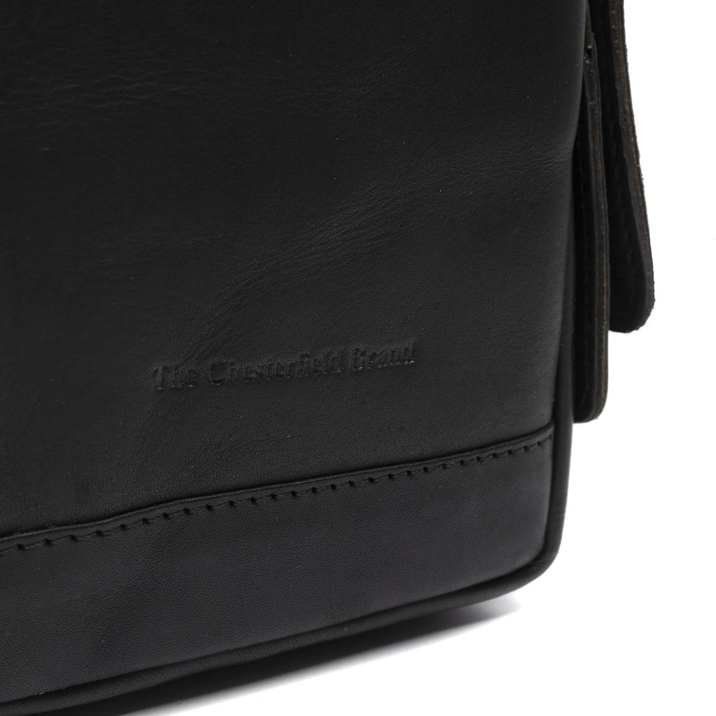 Leder Crossbody Riga Schwarz – Detailansicht Logo eingeprägt Wax Pull Up Leder