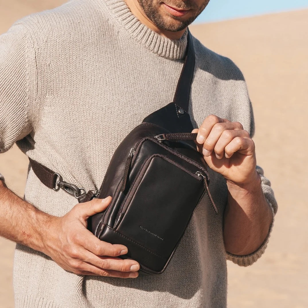 Leder Crossbody Riga Braun – Lifestyle getragen von Mann | Reißverschluss öffnen