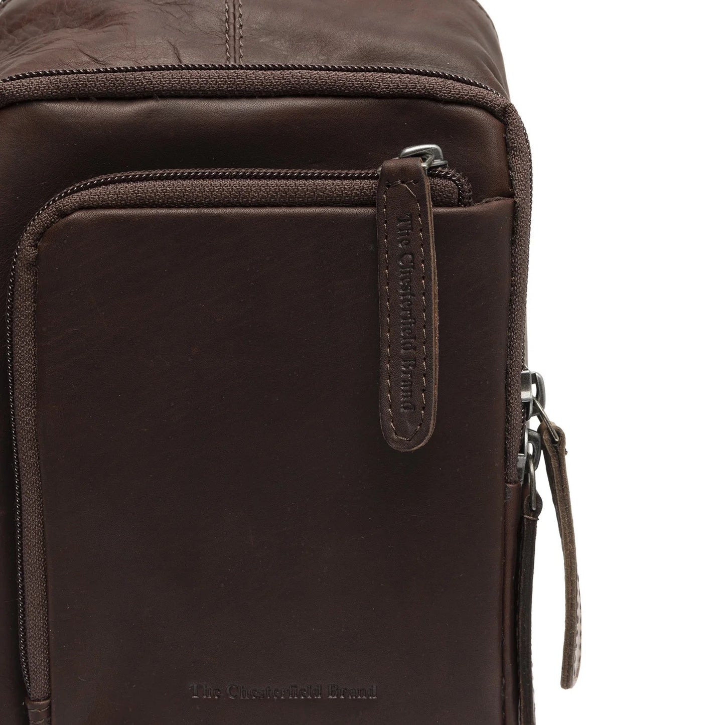 Leder Crossbody Riga Braun – Detailansicht Reißverschluss & Logo The Chesterfield Brand
