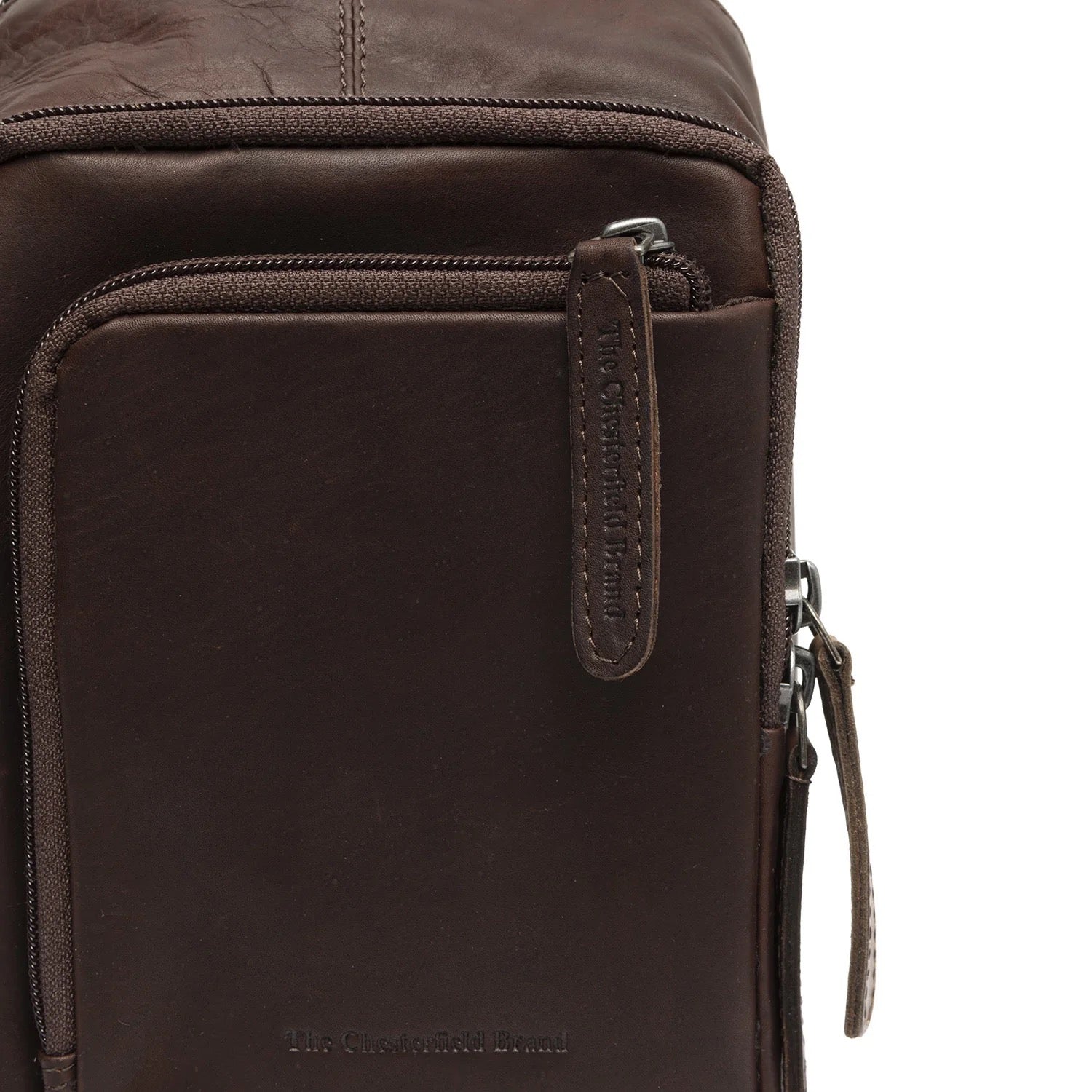 Leder Crossbody Riga Braun – Detailansicht Reißverschluss & Logo The Chesterfield Brand
