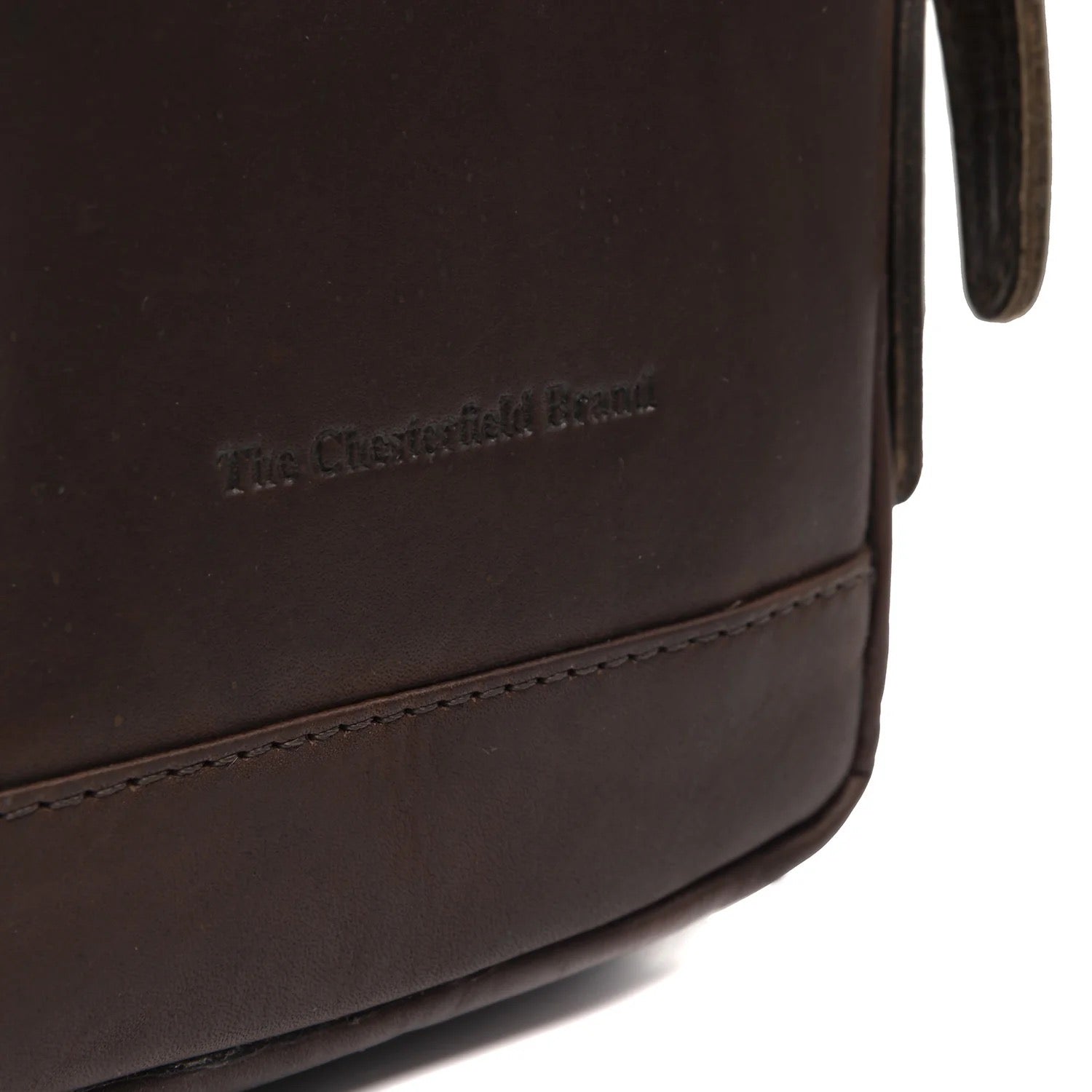 Leder Crossbody Riga Braun – Detailansicht Logo eingeprägt Wax Pull Up Leder