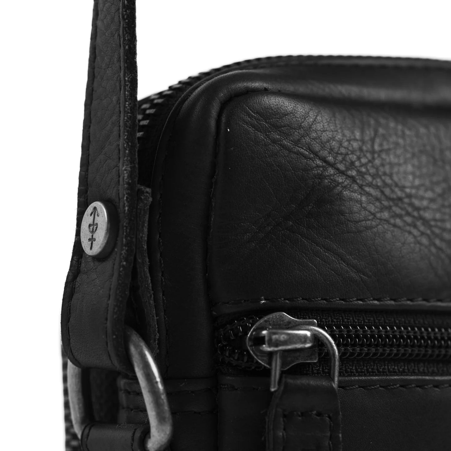 Leder Umhängetasche Hamilton Schwarz – Detailansicht Logo & Reißverschluss Wax Pull Up Leder