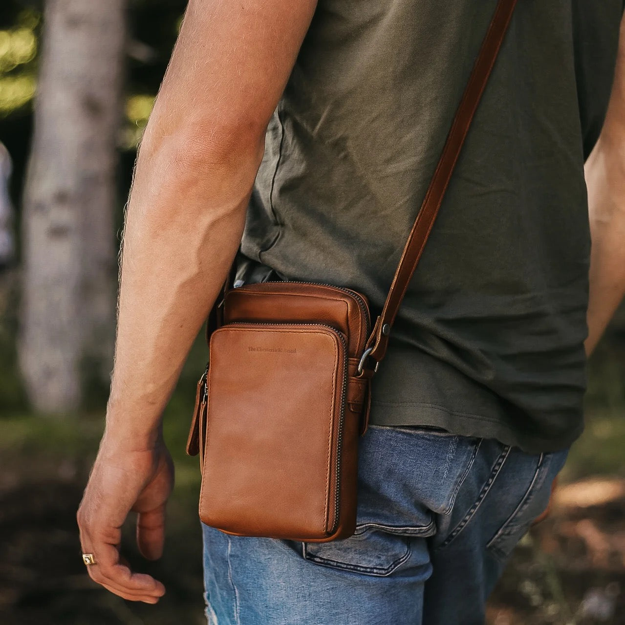 Leder Umhängetasche Hamilton Cognac – getragen vom einem Mann mit T-Shirt und Jeans
