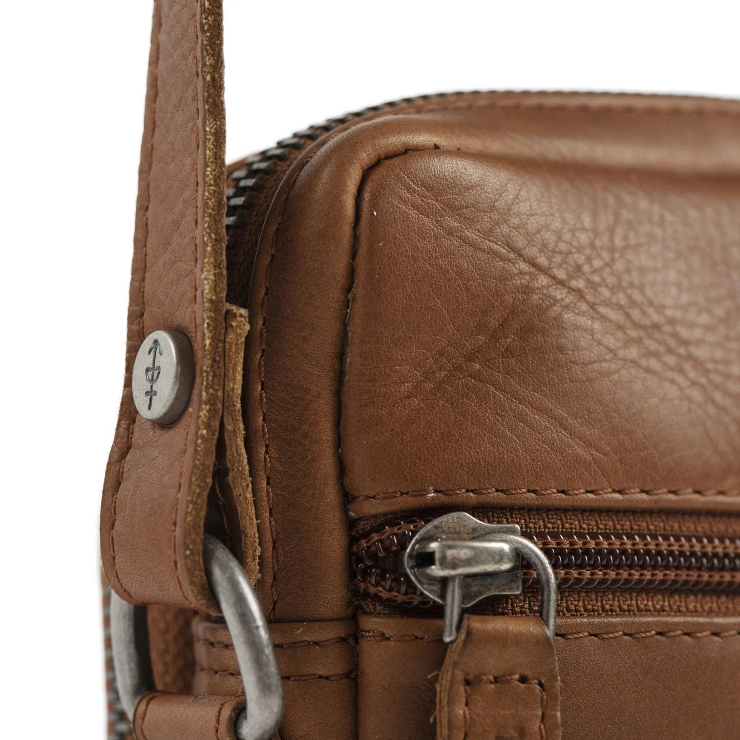 Leder Umhängetasche Hamilton Cognac – Detailansicht Reißverschluss & Logo Wax Pull Up Leder