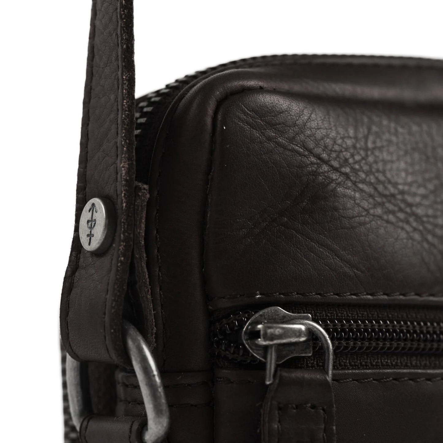 Leder Umhängetasche Hamilton Braun – Detailansicht Logo & Reißverschluss Wax Pull Up Leder