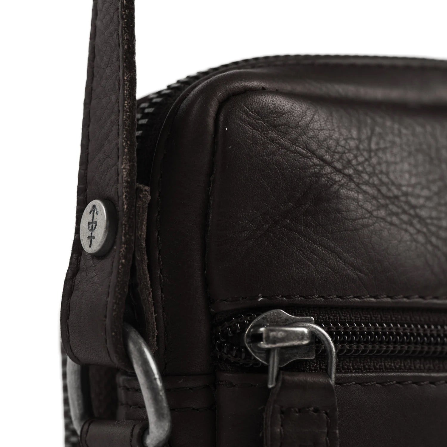 Leder Umhängetasche Hamilton Braun – Detailansicht Logo & Reißverschluss Wax Pull Up Leder