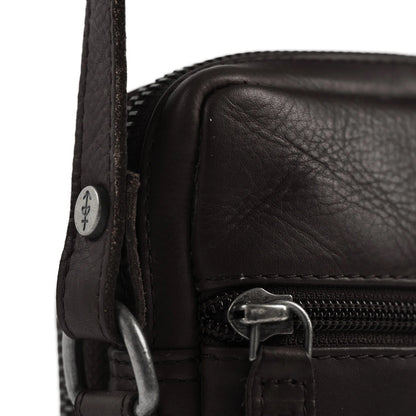 Leder Umhängetasche Hamilton Braun – Detailansicht Logo & Reißverschluss Wax Pull Up Leder