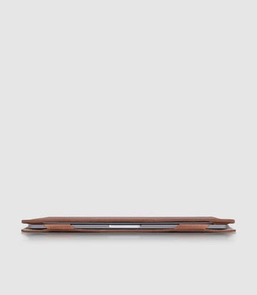 13 Zoll MacBook Hülle ATRIA Cognac aus pflanzlich gegerbtem Rindsleder von PURE Leder-Studio München