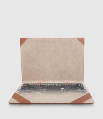 13 Zoll MacBook Hülle ATRIA Cognac aus pflanzlich gegerbtem Rindsleder von PURE Leder-Studio München