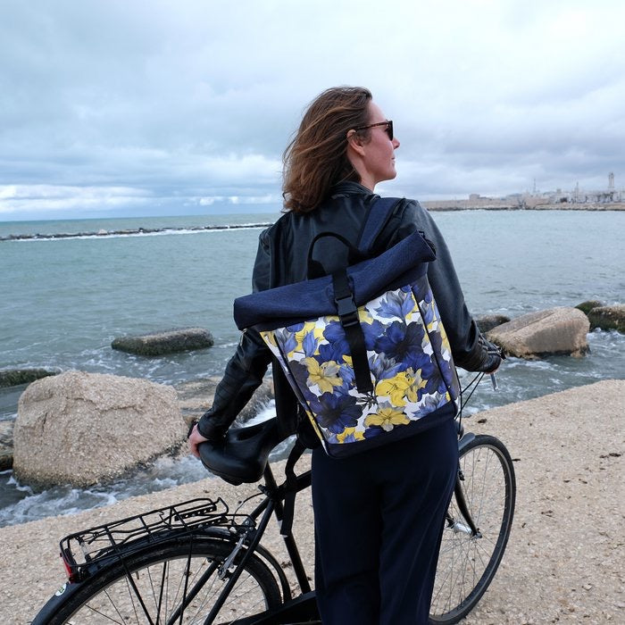 IKURI Fahrradtasche / Rucksack KOMBI aus Wachstuch - Gepäcktasche Wasserdicht Bike Design Azucena