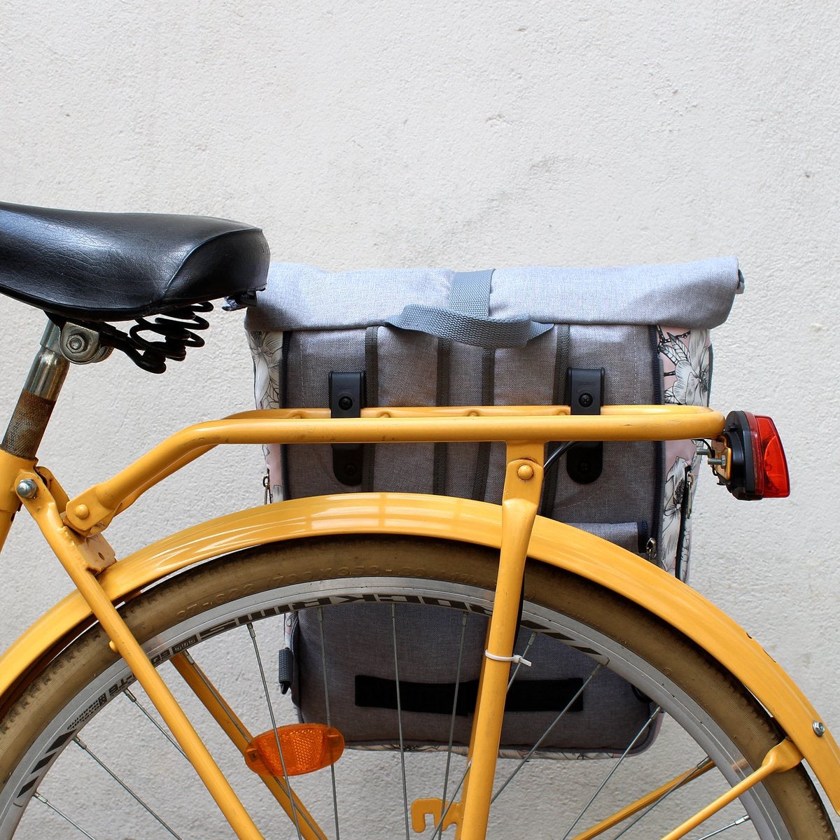 IKURI Fahrradtasche / Rucksack KOMBI aus Wachstuch - Gepäcktasche Wasserdicht Bike Design Magnolia