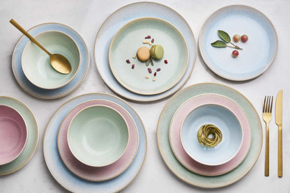 Grüner Steinzeug-Essteller elegant auf einem gedeckten Tisch arrangiert, ideal für Hauptgerichte.