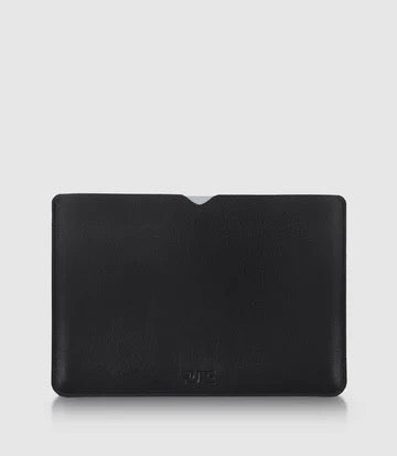 13" MacBook Lederhülle AVIOR Midnight Black aus feinstem vollnarbigen Nappaleder von PURE Leder-Studio München