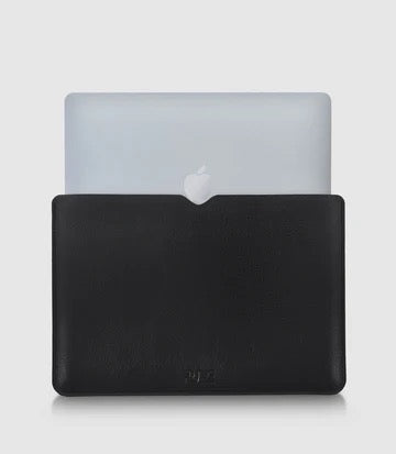 13" MacBook Lederhülle AVIOR Midnight Black aus feinstem vollnarbigen Nappaleder von PURE Leder-Studio München