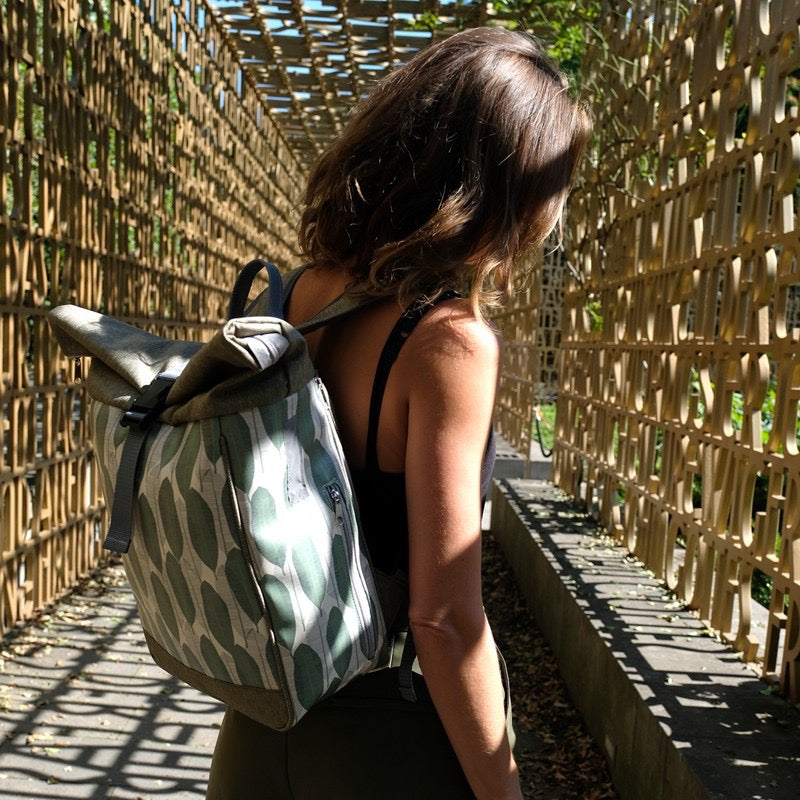 IKURI Kombi Fahrradtasche Rucksack Banana Leafs – wasserdicht, 13–21 l, Klickfix, handgefertigt