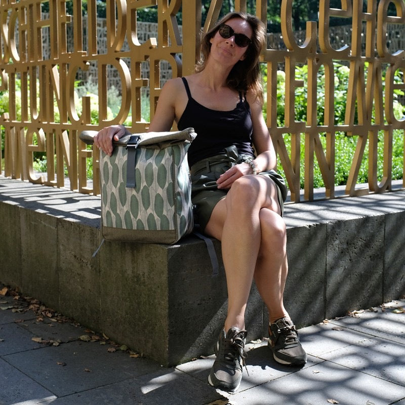 IKURI Kombi Fahrradtasche Rucksack Banana Leafs – wasserdicht, 13–21 l, Klickfix, handgefertigt