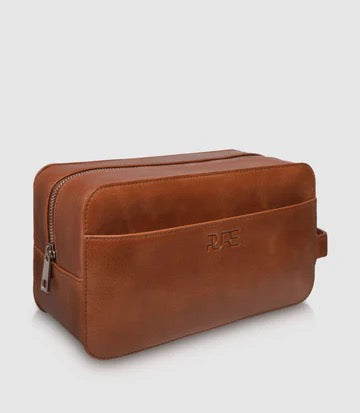 Kulturtasche ATLAS Cognac aus Leder ist das perfekte  Reisenecessaire von PURE Leder-Studio München