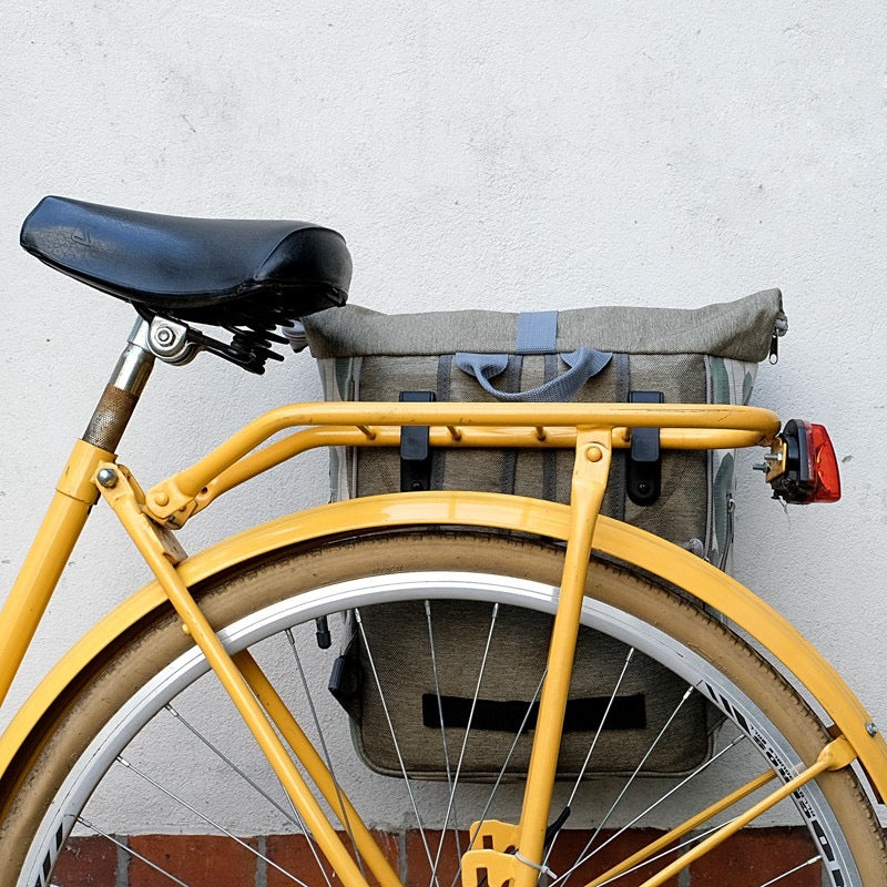 IKURI Kombi Fahrradtasche Rucksack Banana Leafs – wasserdicht, 13–21 l, Klickfix, handgefertigt