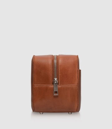 Kulturtasche ATLAS Cognac aus Leder ist das perfekte  Reisenecessaire von PURE Leder-Studio München