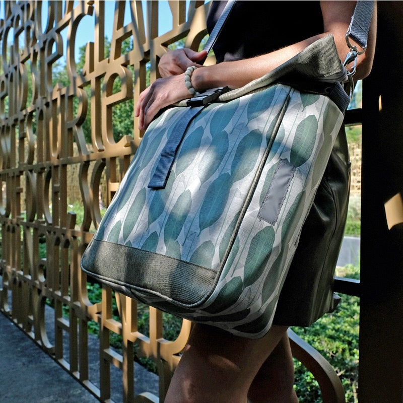 IKURI Fahrradtasche Banana Leafs – einseitig, wasserdicht, 13–21 l, Klickfix, handgefertigt