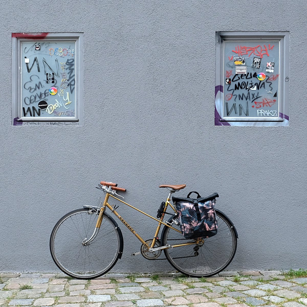 IKURI Fahrradtasche / Rucksack KOMBI aus Wachstuch - Gepäcktasche Wasserdicht Bike Design Retro Palma