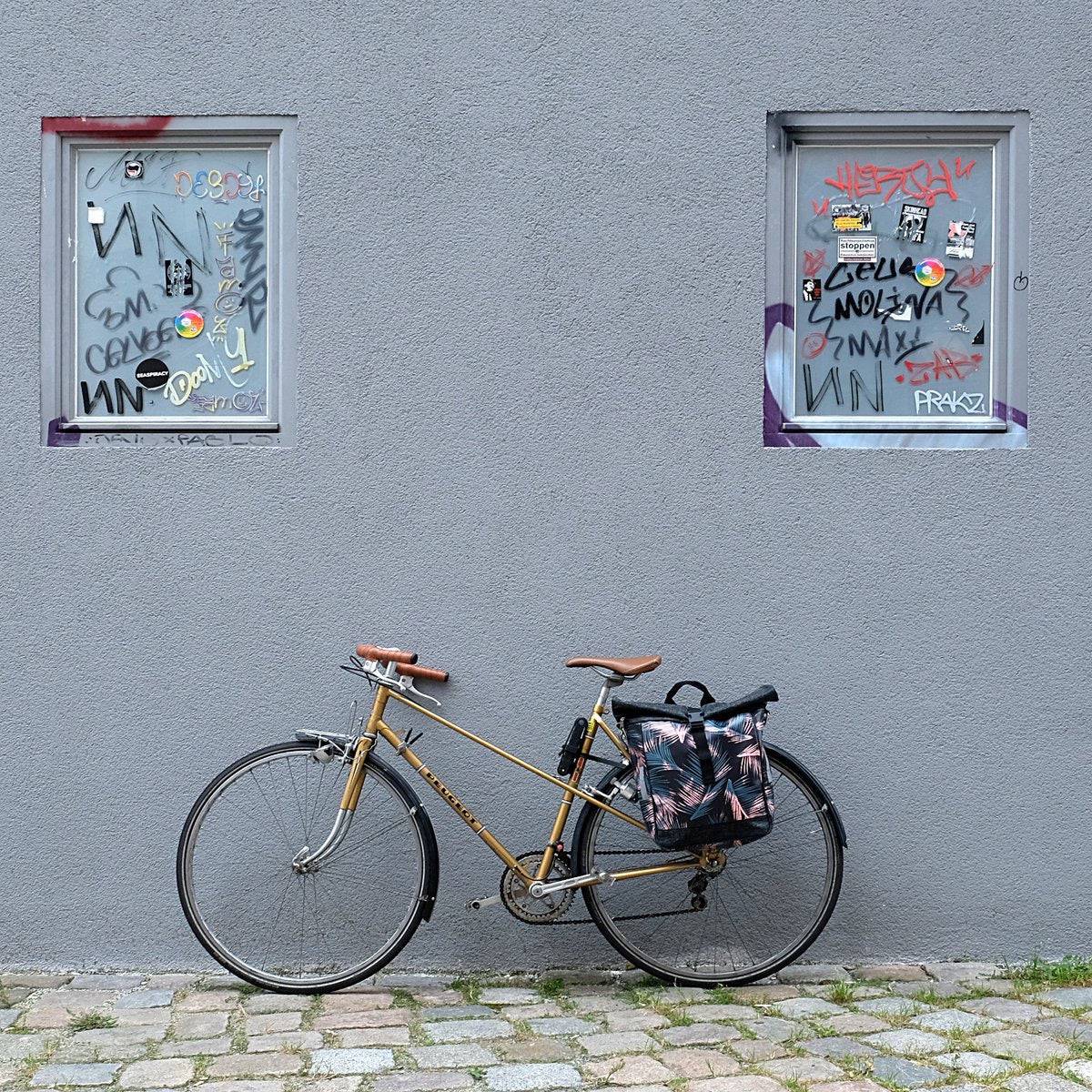 IKURI Fahrradtasche / Rucksack KOMBI aus Wachstuch - Gepäcktasche Wasserdicht Bike Design Retro Palma