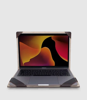 13 Zoll MacBook Hülle ATRIA Chocolate aus pflanzlich gegerbtem Rindsleder von PURE Leder-Studio München