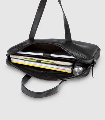 Laptoptasche CAPELLA Midnight Black unsere minimalistische Notebooktasche aus Leder von PURE Leder-Studio München