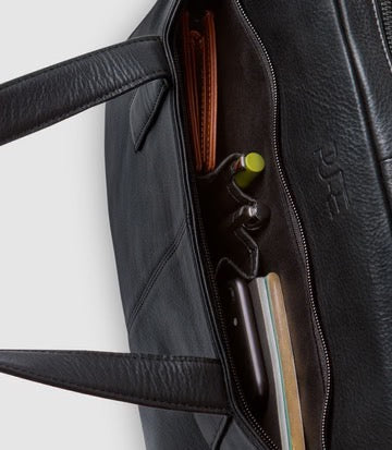 Laptoptasche CAPELLA Midnight Black unsere minimalistische Notebooktasche aus Leder von PURE Leder-Studio München