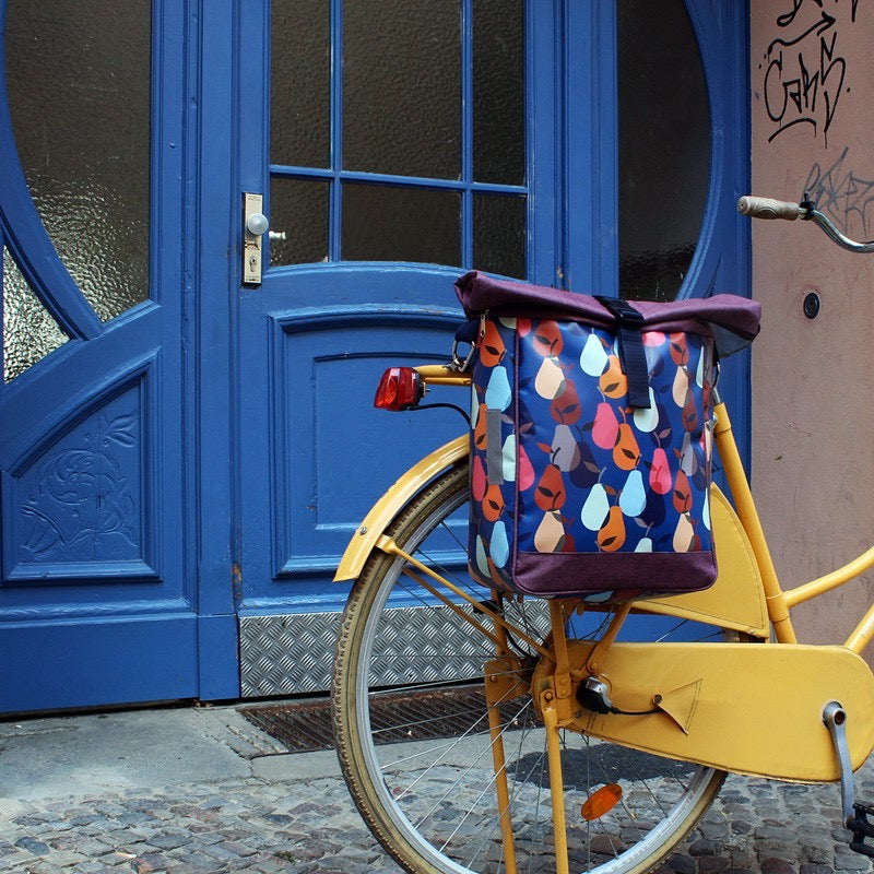 IKURI Fahrradtasche Peras Blau – einseitig, wasserdicht, 13–21 l, Klickfix, handgefertigt