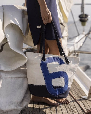 727 Sailbags Handtasche Sandy  N°6 * MARINEBLAU * 100 % recycelte Segel * Null Abfall Ziel * handgemacht - HOLE-X-WORLD