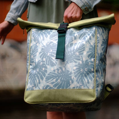 IKURI Kombi Fahrradtasche Rucksack Monstera – wasserdicht, 13–21 l, Klickfix, handgefertigt