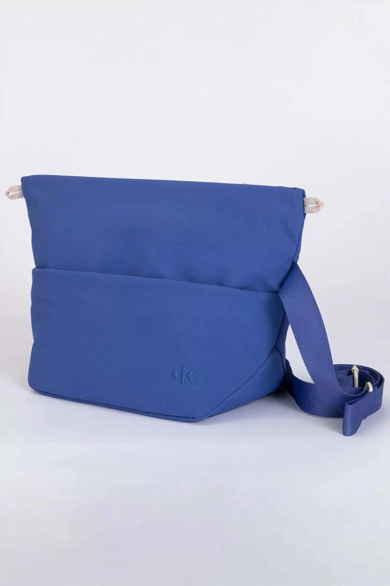 TAAVI - SLING BAG - ULTRAMARINE von kaala