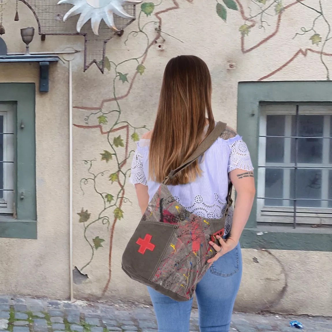 Sunsa Umhängetasche aus Canvas. Crossbody Hobo Tasche mit Abstrakt Design vegan