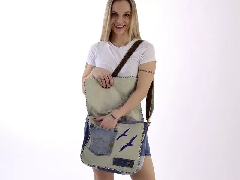 Sunsa Messenger Tasche aus recycelter Jeans & Canvas. Nachhaltige Umhängetasche mit Maritim-Motiv