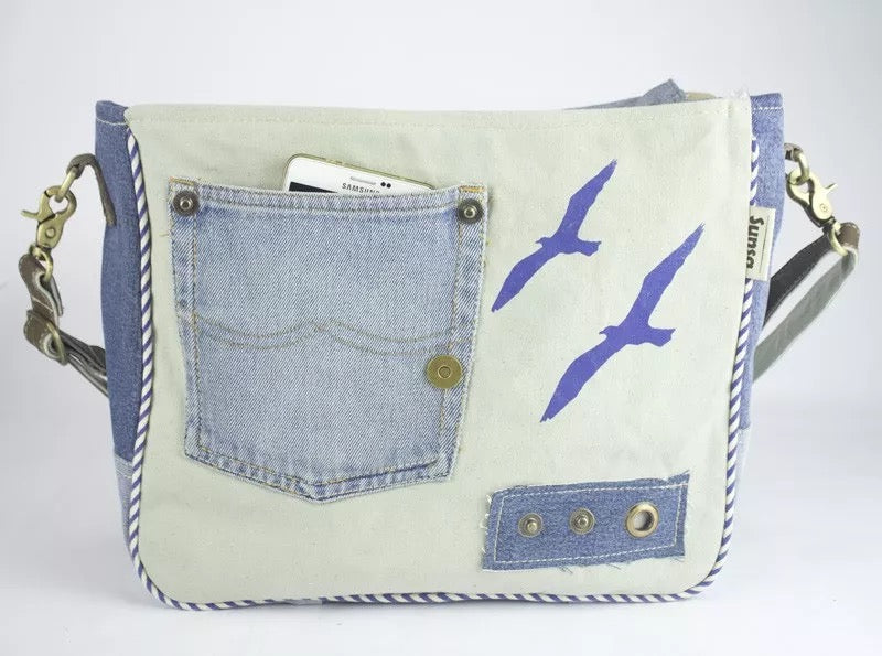 Sunsa Messenger Tasche aus recycelter Jeans & Canvas. Nachhaltige Umhängetasche mit Maritim-Motiv