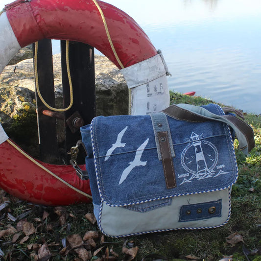 Sunsa Messenger Tasche aus recycelter Jeans & Canvas. Nachhaltige Umhängetasche mit Maritim-Motiv