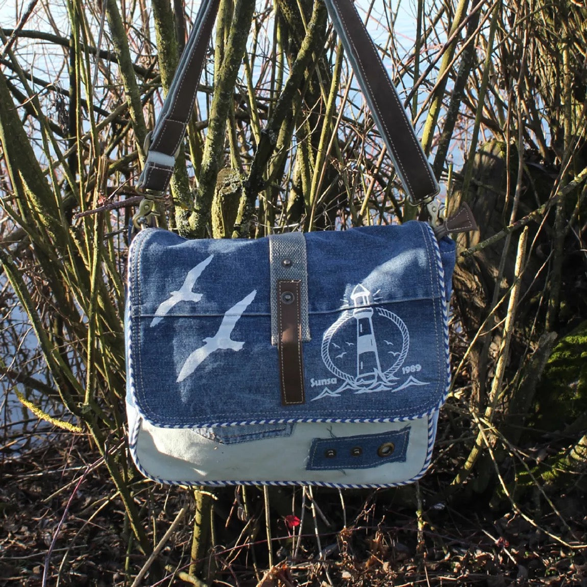 Sunsa Messenger Tasche aus recycelter Jeans & Canvas. Nachhaltige Umhängetasche mit Maritim-Motiv