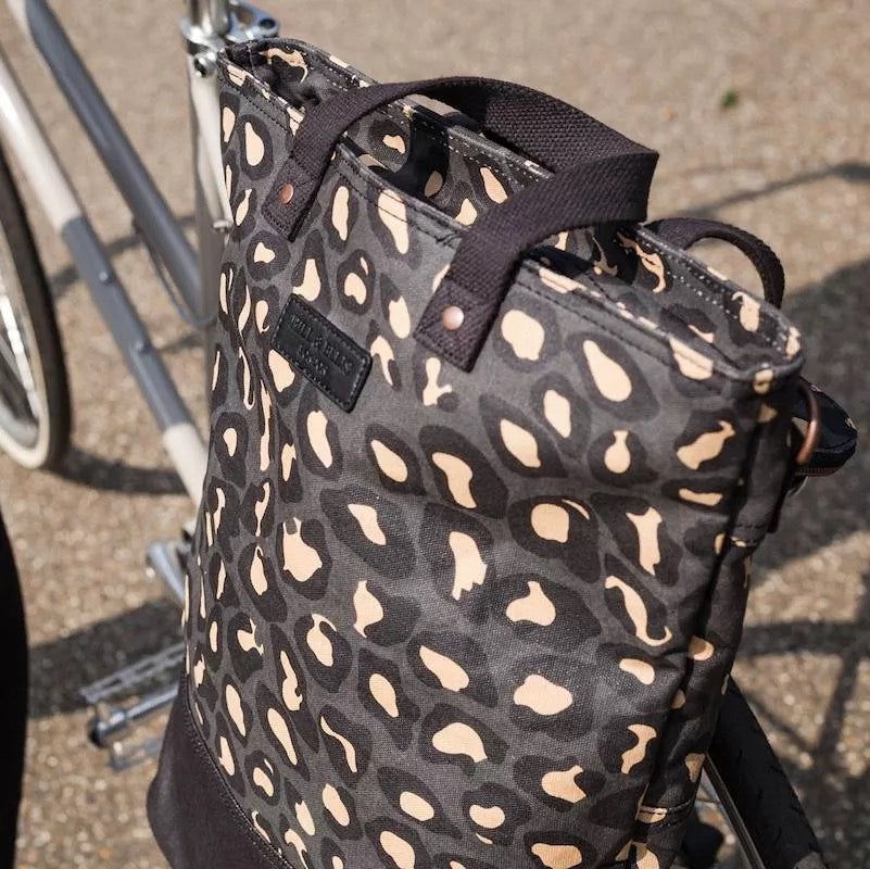 Fahrradtasche "LEOLA" aus wasserabweisendem Canvas mit Leopardenmuster - 2 in 1 - Fahrradtasche + Einkaufstasche von Hill & Ellis