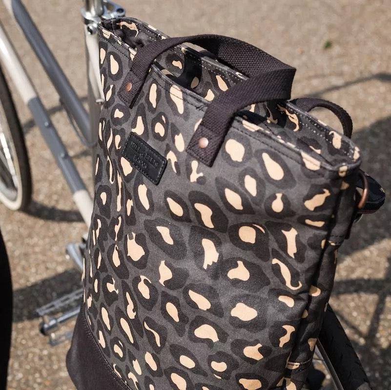 Fahrradtasche "LEOLA" aus wasserabweisendem Canvas mit Leopardenmuster - 2 in 1 - Fahrradtasche + Einkaufstasche von Hill & Ellis - HOLE-X-WORLD